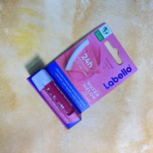 بالم لب لبلو (Labello) – مرطوب‌کننده و نرم‌کننده حرفه‌ای لب | مناسب انواع پوست